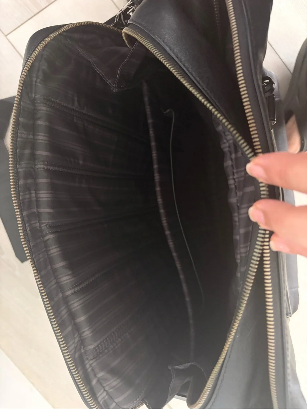 NWOT Tumi Beacon Hill Smith Jetsetter Leather Bag with Adjustable Shoulder Strap